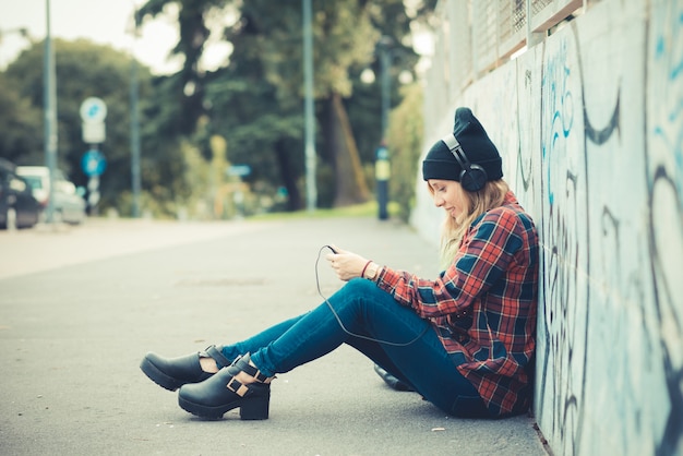 hermosa joven rubia pelo mujer inconformista escuchar música