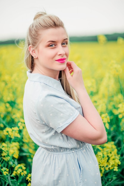 Hermosa joven rubia posa para la cámara en violación