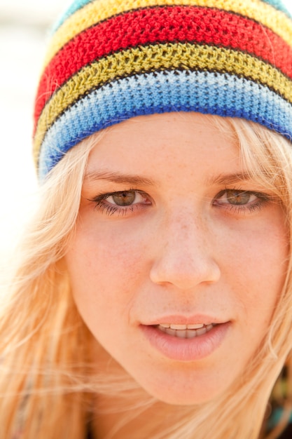 Hermosa joven rubia con sombrero rastafari