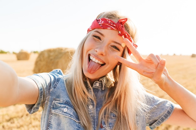 Hermosa joven rubia sonriente en diadema