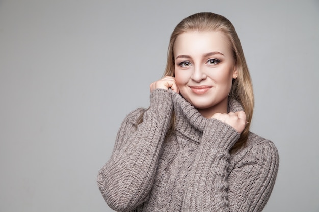 Hermosa joven rubia viste jersey de invierno