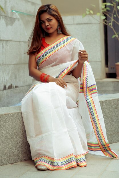 Hermosa joven con sari con blusa sin mangas, sari blanco, blusa roja, pelo de color