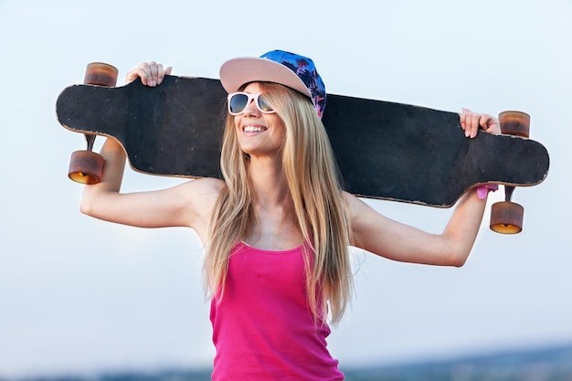 Hermosa joven sexy con longboard