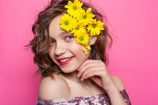 Una hermosa joven sobre un fondo rosado