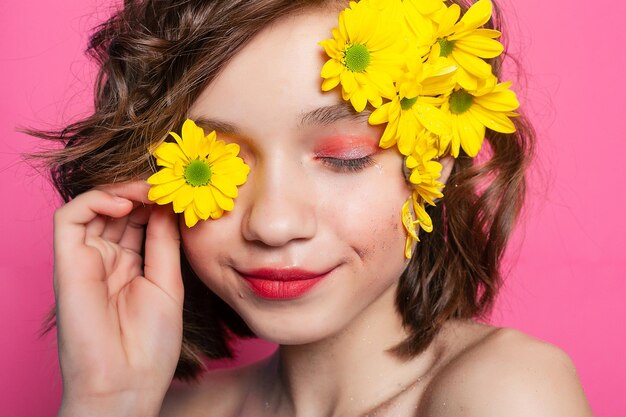 Una hermosa joven sobre un fondo rosado