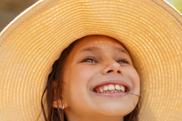 Hermosa joven con sombrero de paja