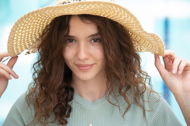 Una hermosa joven con sombrero