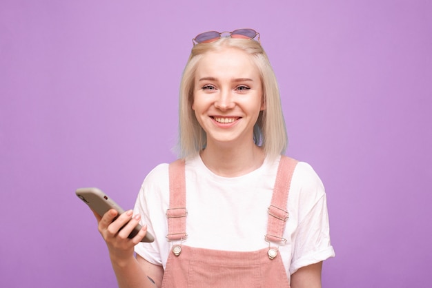 Hermosa joven sonriendo aislado