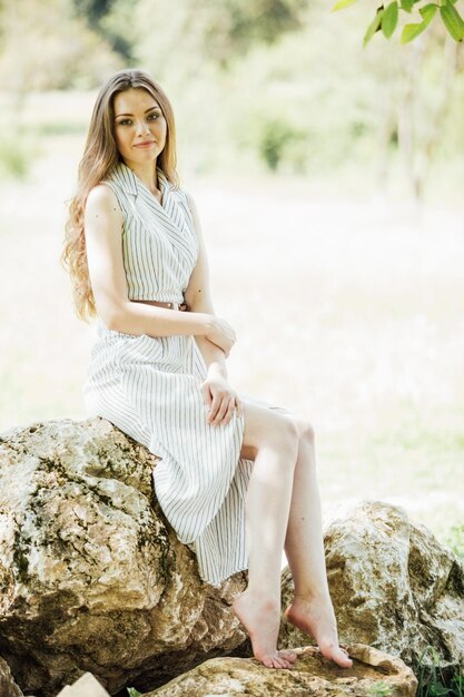 Una hermosa joven sonriendo al aire libre.