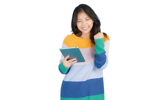 Hermosa joven sonriendo alegremente mientras sostiene una tableta en la mano
