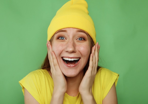 Hermosa joven sonriendo a la cámara sobre verde