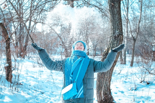 Hermosa joven sonriendo feliz para viajar en la temporada de invierno de nieve