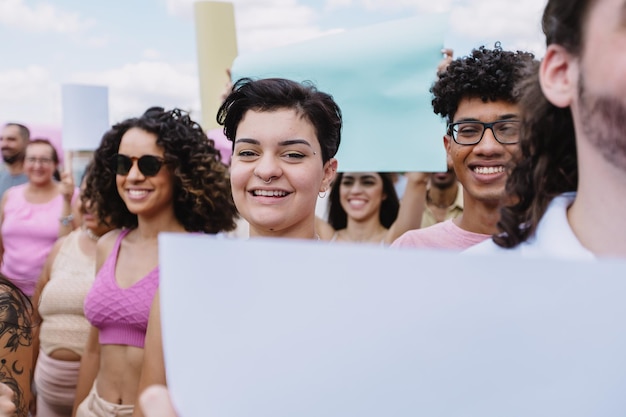 Hermosa joven sonriendo en la multitud