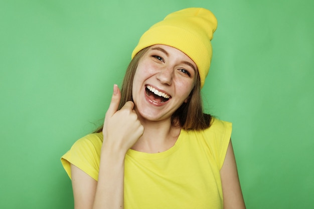 Hermosa joven sonriendo sobre verde