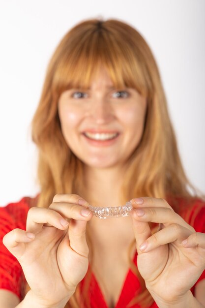 Hermosa joven sonriente con alineador