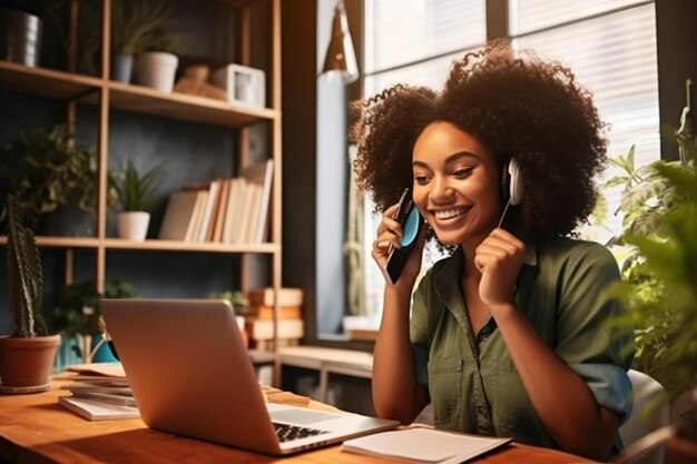 Hermosa joven sonriente con el pelo rizado trabajando en una laptop y bebiendo café sentado en el café AI generativa