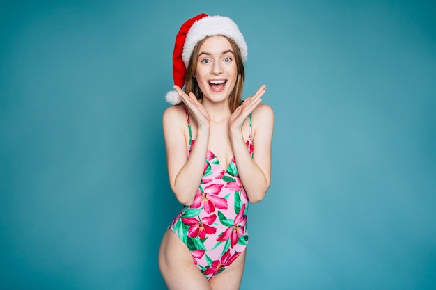 Hermosa joven sonriente con sombrero de Santa aislado