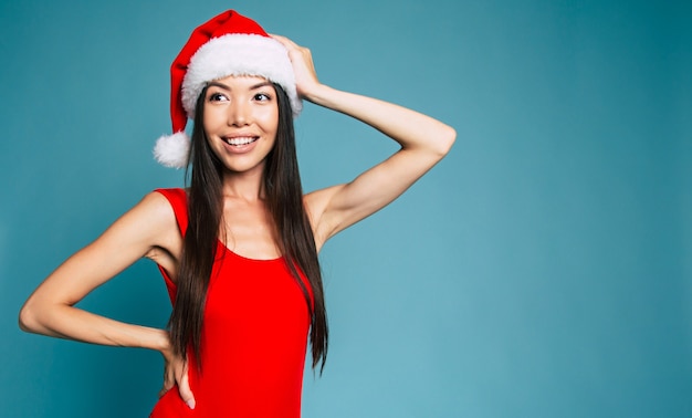 Hermosa joven sonriente con sombrero de Santa aislado