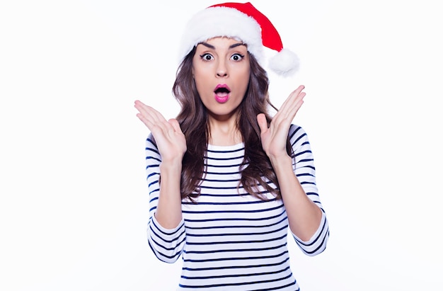 Hermosa joven sonriente con sombrero de Santa aislado