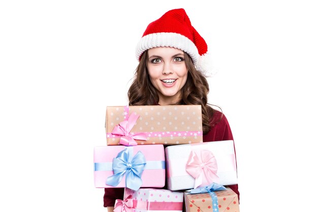 Hermosa joven sonriente sosteniendo cajas de regalo