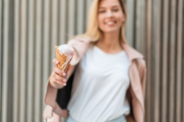 Hermosa joven con una sonrisa con delicioso helado