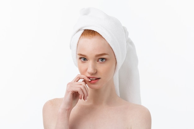 Hermosa joven sorprendida después del baño con una toalla en la cabeza