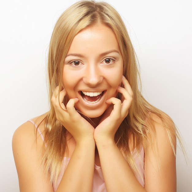 Hermosa joven sorprendida. Foto de estudio