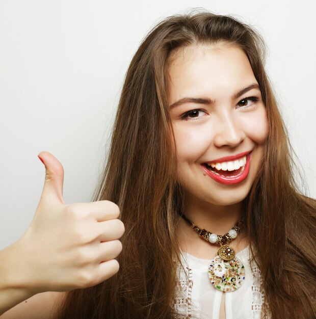 Foto hermosa joven sorprendida. tiro del estudio.