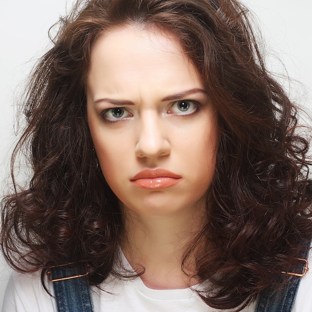 Hermosa joven sorprendida. Tiro del estudio.