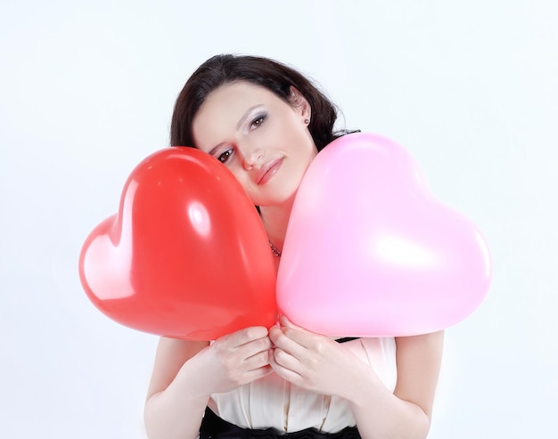 Hermosa joven sosteniendo corazón globo rojo