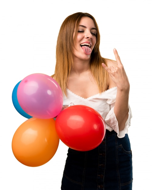 Foto hermosa joven sosteniendo un globo