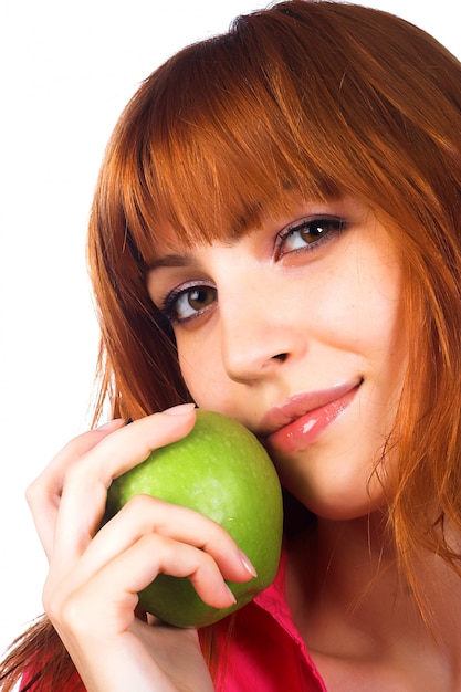 Hermosa joven sosteniendo una manzana verde