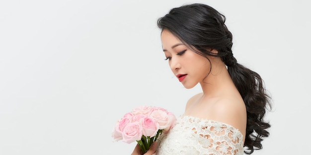 Hermosa joven sosteniendo un ramo de flores