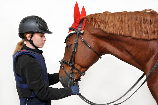 Hermosa joven con su caballo