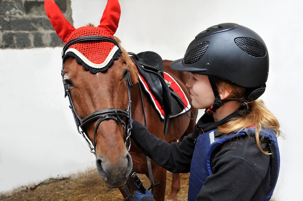 Hermosa joven con su caballo