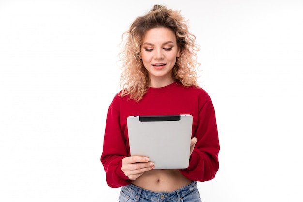 Hermosa joven con una tableta sobre un fondo blanco aislado