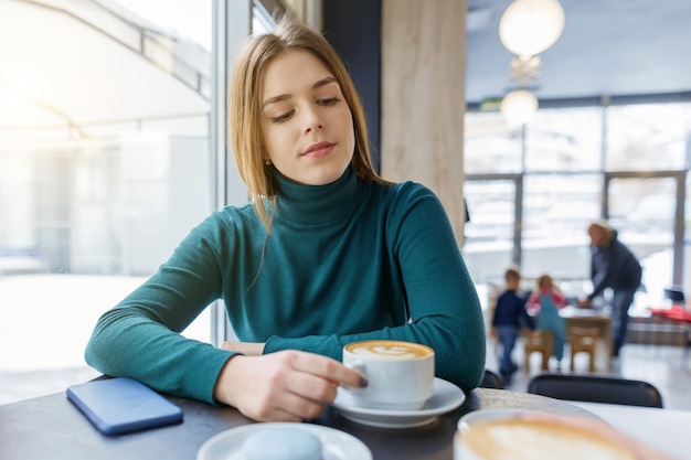 Hermosa joven con taza de café