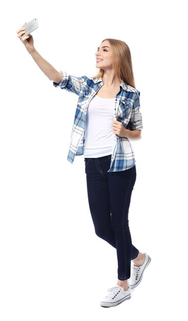 Foto hermosa joven tomando selfie sobre fondo blanco.