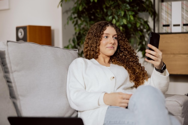 Hermosa joven trabajadora corporativa que trabaja de forma remota desde casa