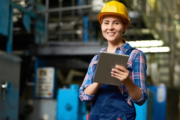 Hermosa joven trabajando en planta moderna