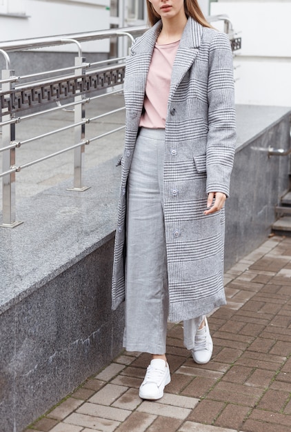 Hermosa joven en traje de moda en la calle