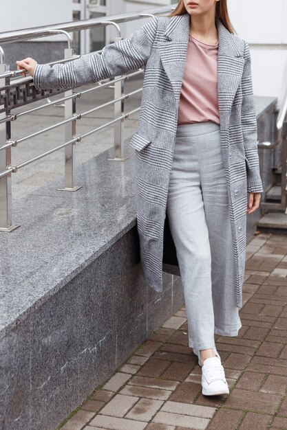 Hermosa joven en traje de moda en la calle