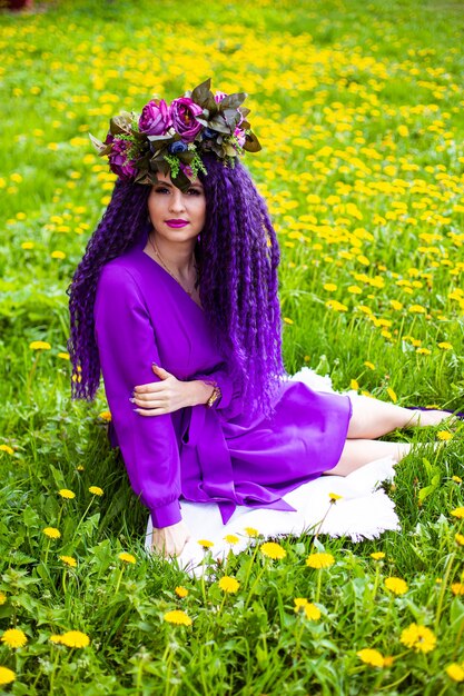 Hermosa joven tumbado en el campo de flores