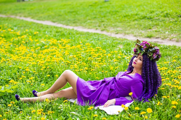 Hermosa joven tumbado en el campo de flores