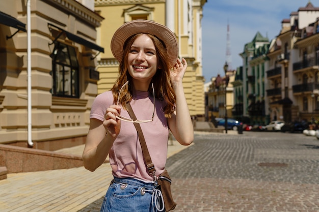 Hermosa joven turista agradable paseo en el centro de la ciudad.