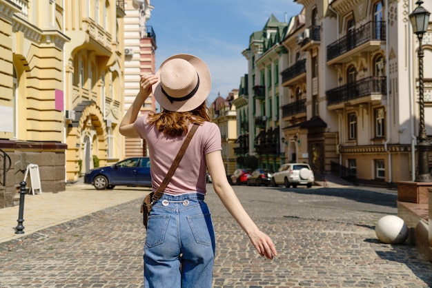 Hermosa joven turista agradable paseo en el centro de la ciudad.