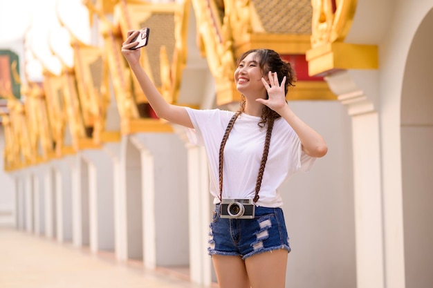 Hermosa joven turista asiática de vacaciones haciendo turismo y explorando la ciudad de Bangkok Tailandia