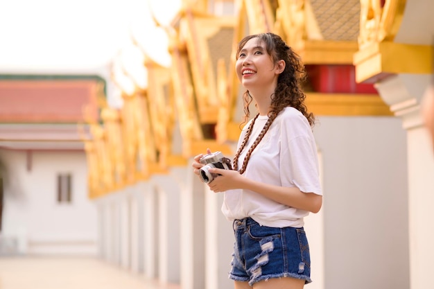 Hermosa joven turista asiática de vacaciones haciendo turismo y explorando la ciudad de Bangkok Tailandia