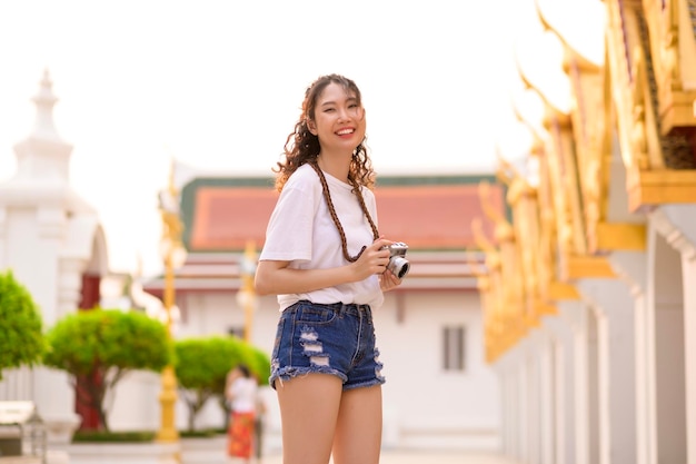 Hermosa joven turista asiática de vacaciones haciendo turismo y explorando la ciudad de Bangkok