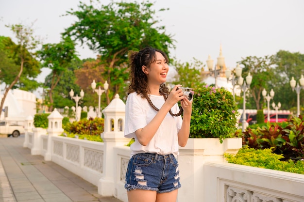 Hermosa joven turista asiática de vacaciones haciendo turismo y explorando la ciudad de Bangkok